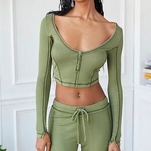 URBAN OUTFITTERS CROPPED HENLEY LONGSLEEVE